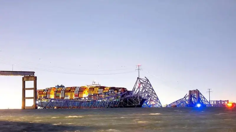 As impressionantes imagens de colapso de ponte em Baltimore após colisão de navio