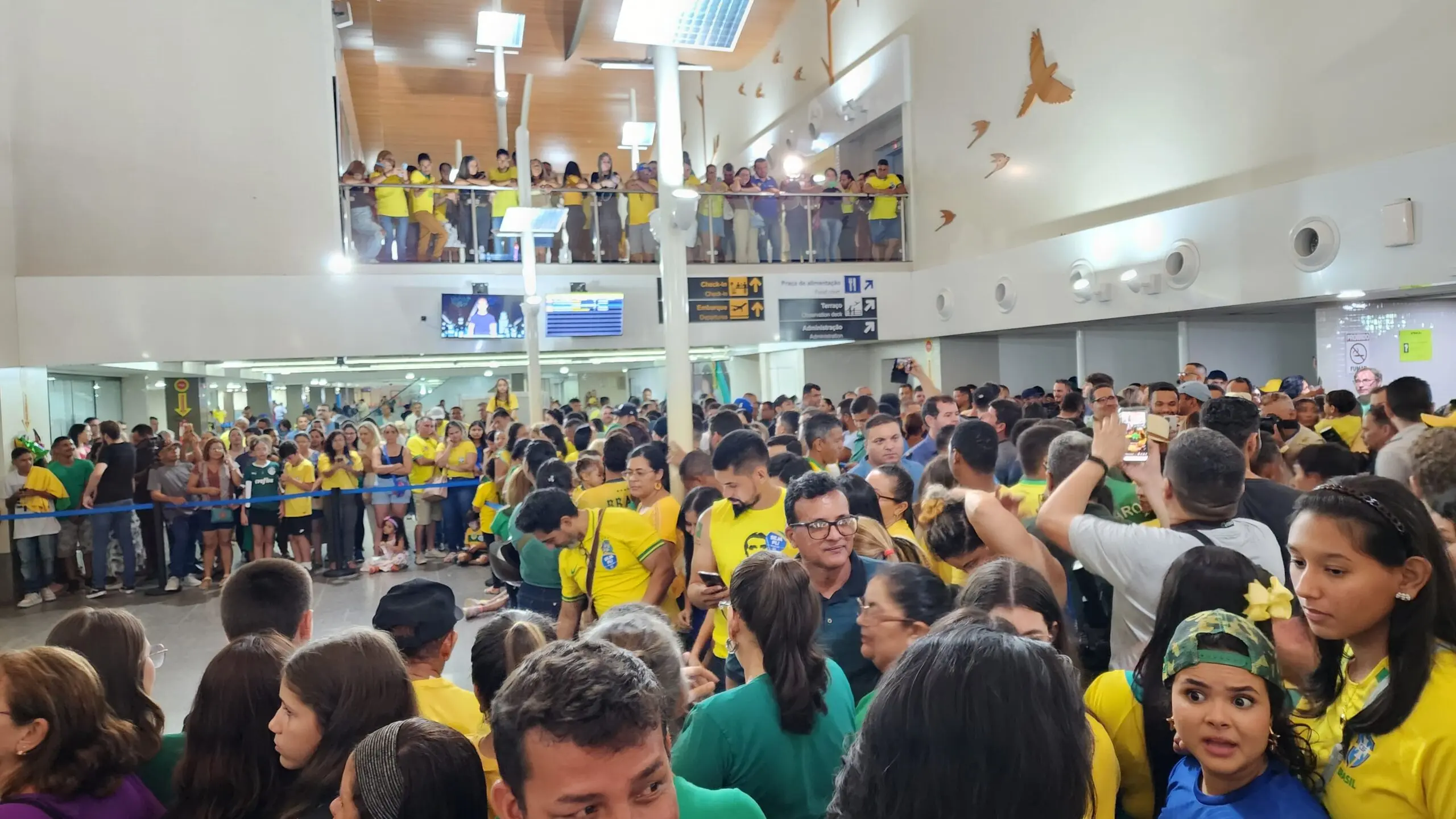 Mais de mil apoiadores recepcionam Bolsonaro no Aeroporto de Rio Branco; VEJA FOTOS