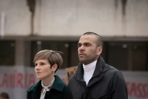 Fiança de Daniel Alves foi paga por grupo de amigos, aponta jornal