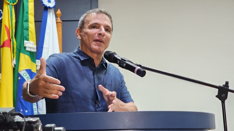 Bittar diz que é uma injustiça Bolsonaro inelegível e pede anistia: “O condenado é presidente”