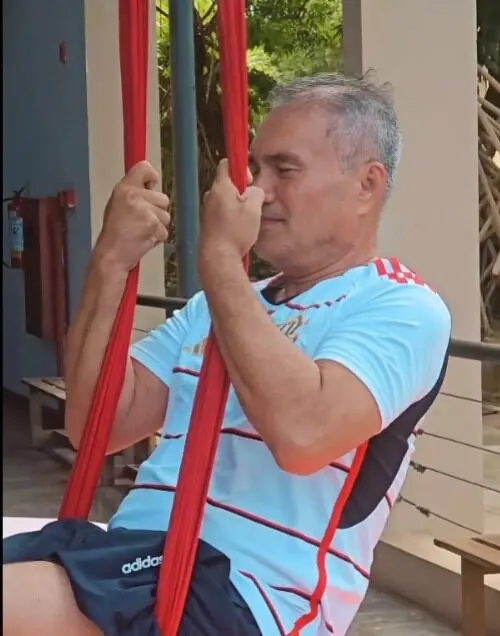 Presidente da FEM, Minouro Kinpara faz aula de Tecido Acrobático na Usina de Arte; VEJA
