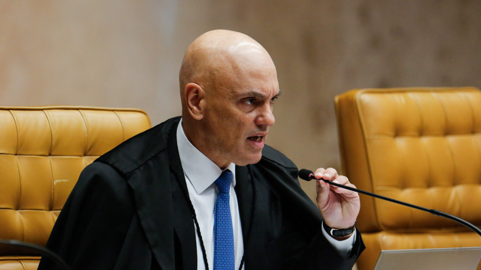 Moraes nega devolução de passaporte a Bolsonaro
