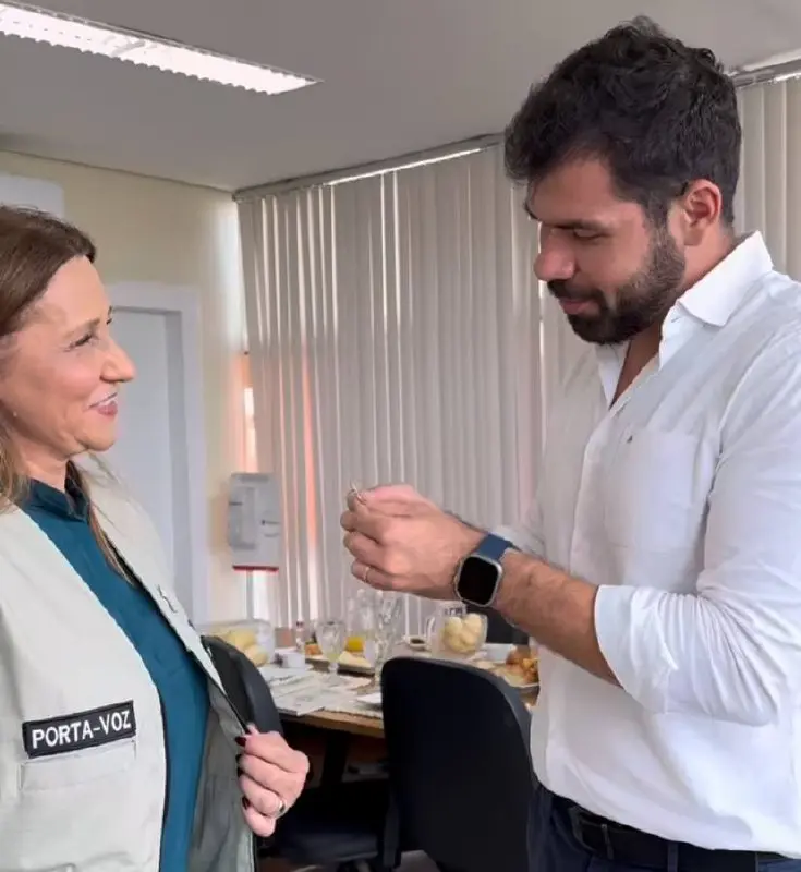 Pedro Pascoal devolve broche “Zé Gotinha Acreano” à secretária de Vigilância em Saúde, Ethel Maciel