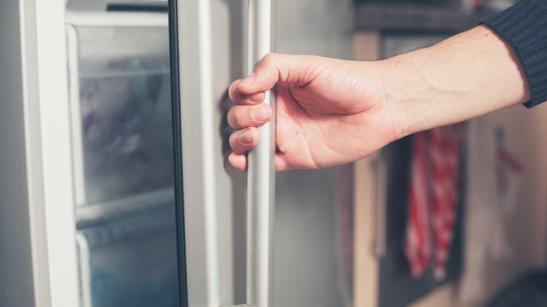 Menino é achado morto em freezer e bisavó morre após notícia