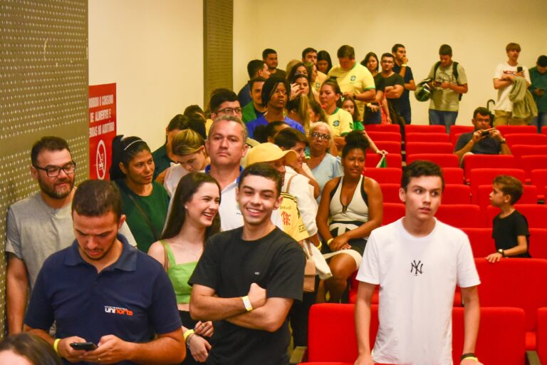 Fãs fazem fila quilométrica para tirar fotos com Bolsonaro durante seminário; CONFIRA