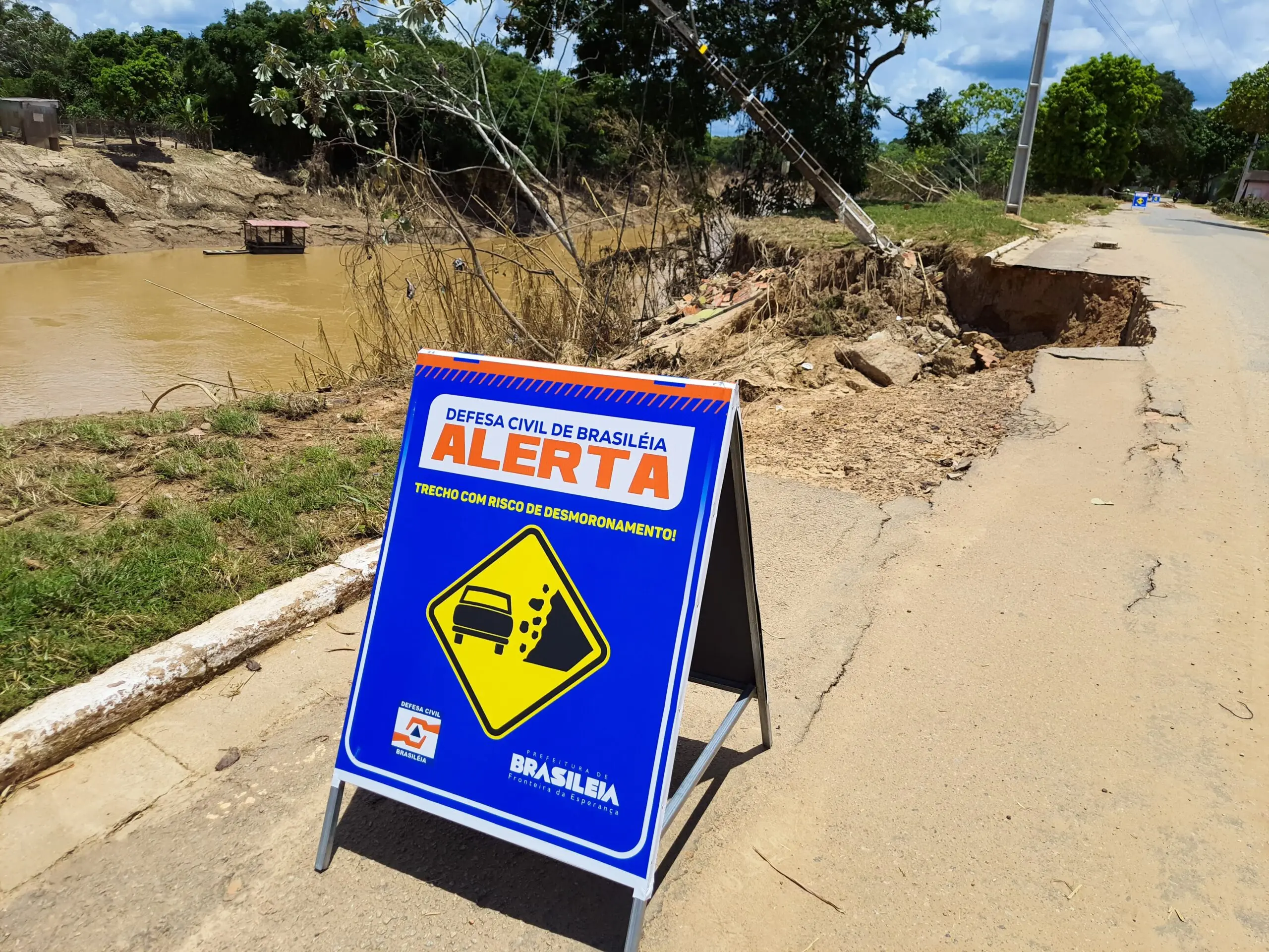 Após alagação, Defesa Civil emite alerta de desmoronamento em ruas de Brasiléia; FOTOS