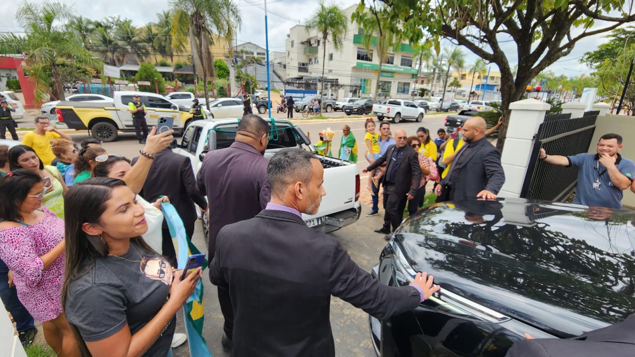 Desrespeito: jornalistas são impedidos de capturar imagens durante entrega de título a Bolsonaro