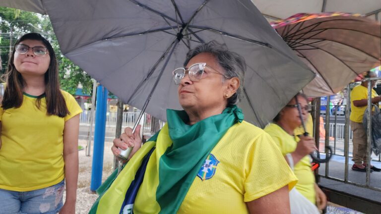 Após adiamento de filiação, idosa que foi ao Centro para ver Bolsonaro diz: “Amanhã venho de novo”