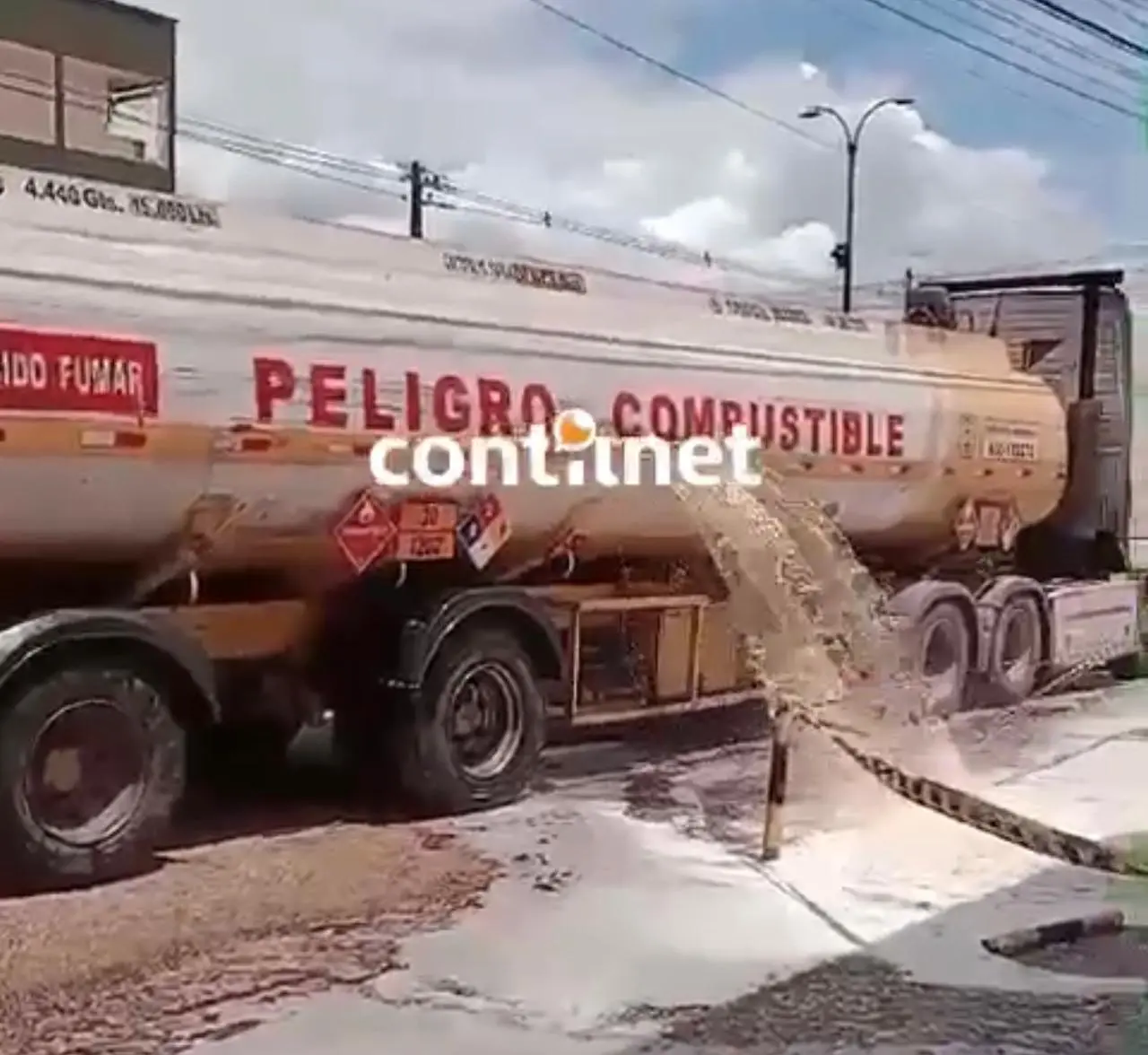 Vídeo: carreta derrama óleo diesel em ruas em cidade no interior do Acre