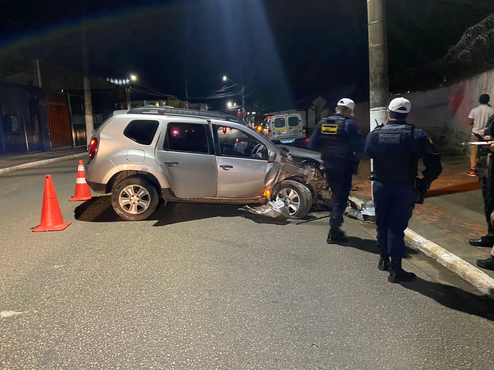 Motorista colide contra poste no bairro Isaura Parente; veja o vídeo