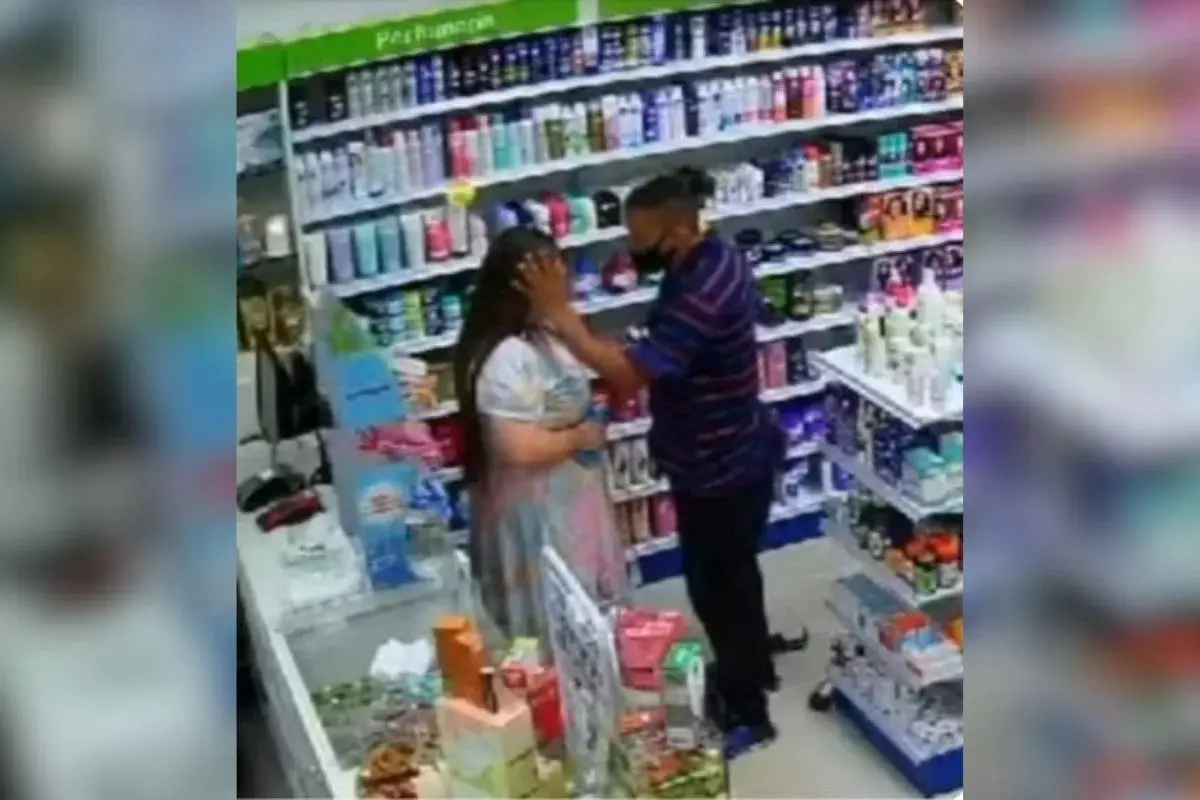 Vídeo: bandido enxuga lágrimas de vítima durante assalto a farmácia
