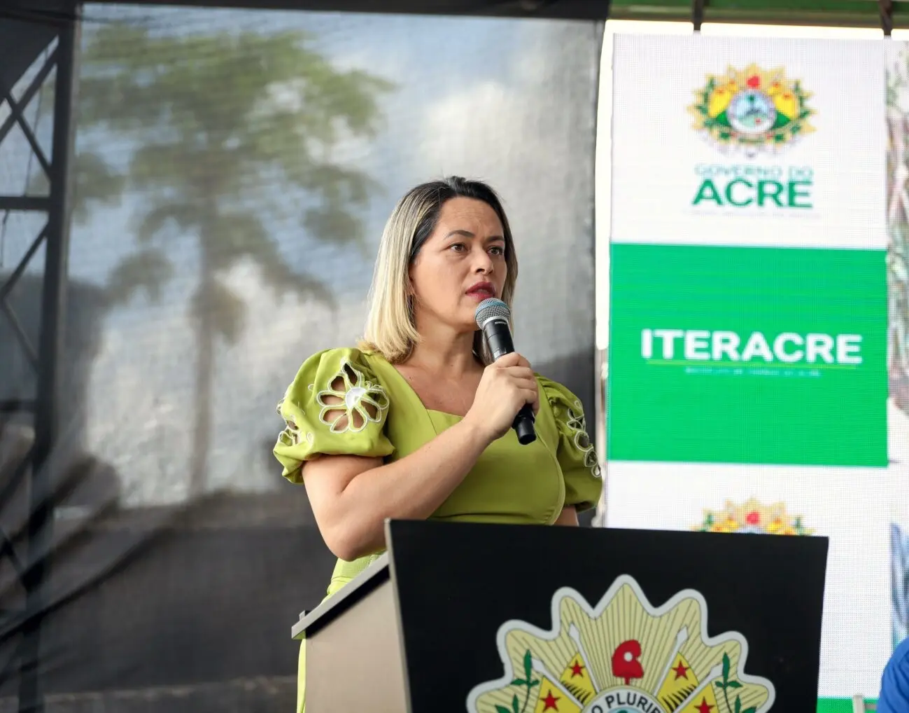 Gladson entrega carteiras de habilitação e capacetes para mototaxistas no interior do Acre