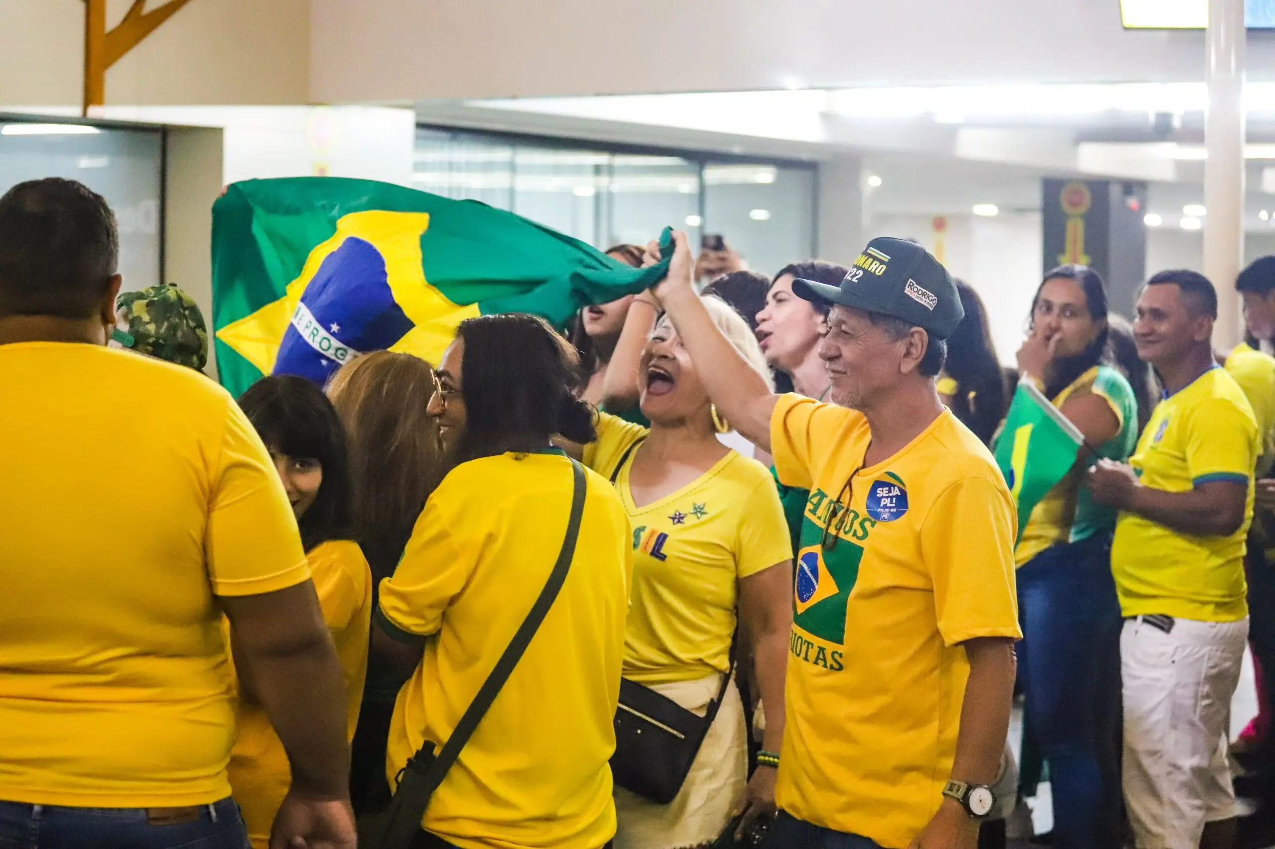 No Acre, bolsonaristas cantam músicas e Hino Nacional em apoio ao ex-presidente; ASSISTA