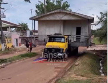 Casa é transportada na carroceria de caminhão em Boca do Acre; veja o vídeo