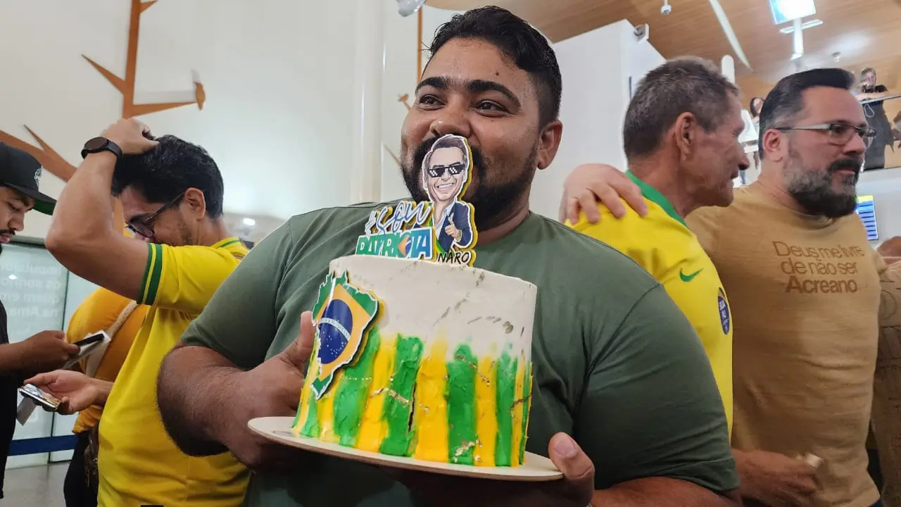 Apoiadores fazem bolo para comemorar aniversário de Bolsonaro: “O ex mais amado do Brasil”