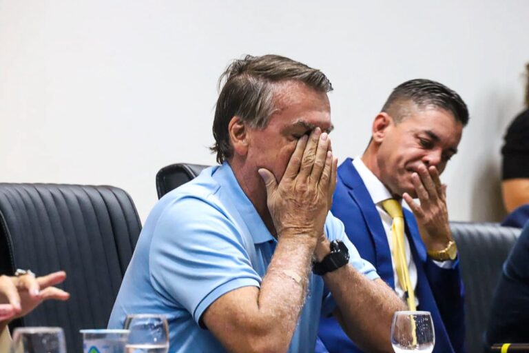 “Apanhei muito e sofri”, diz Bolsonaro sobre móveis que sumiram e foram encontrados no Planalto
