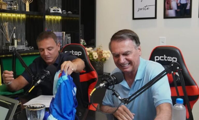 Em podcast com Ulysses, Bittar entrega camisas de times acreanos de presente para Bolsonaro