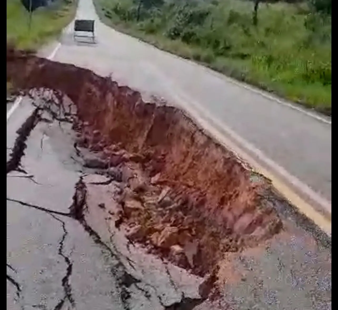 Trecho da BR-364 cede e deixa tráfego parcialmente comprometido; veja