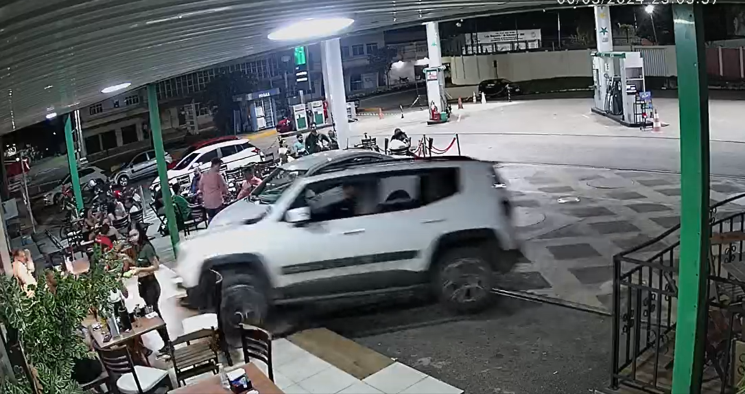 Vídeo mostra momento em que carro invade conveniência; jovem quase foi atropelada