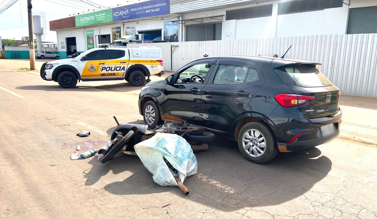 Catador de latinhas é atropelado ao tentar atravessar rodovia e tem perna amputada