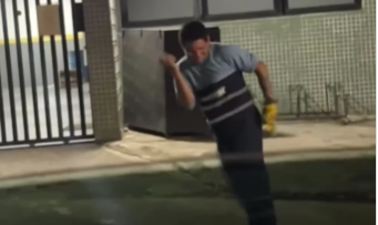 Gari viraliza dançando sucesso dos anos 2000 durante trabalho em Rio Branco; veja o vídeo