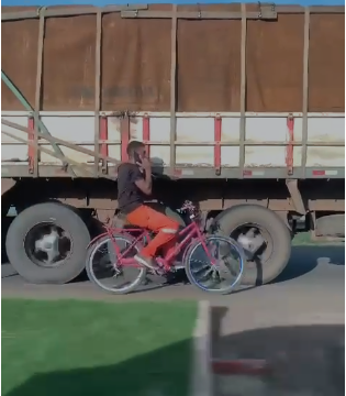Perigo: vídeo mostra ciclista ‘pegando carona’ em carreta enquanto conversa no celular na BR-364