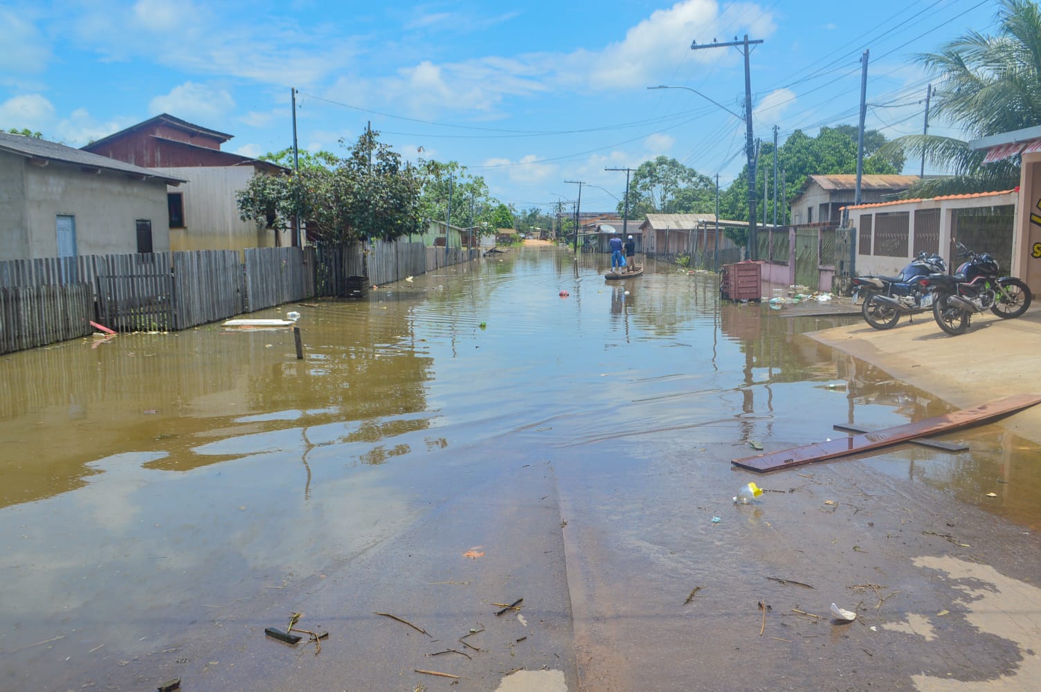 Quase mil habitantes estão desabrigados devido à enchente, em Sena Madureira
