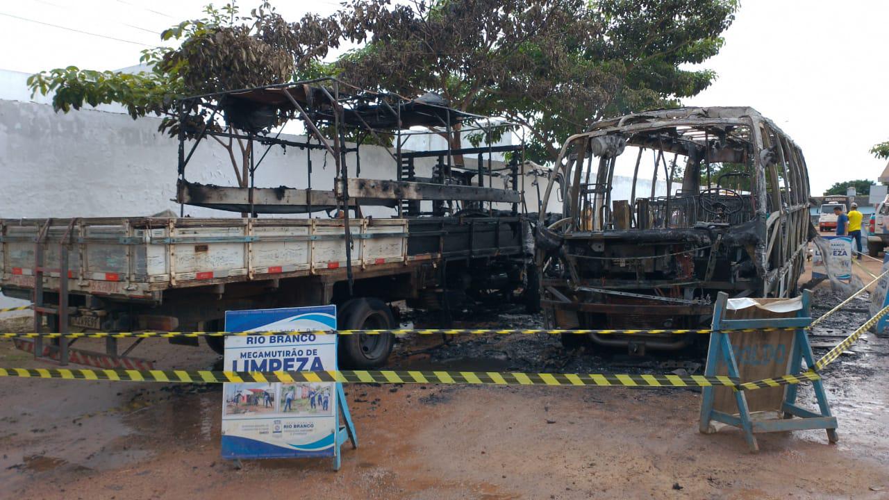 Veículos pegam fogo em pátio de secretaria de Rio Branco e assusta população; VÍDEOS E FOTOS