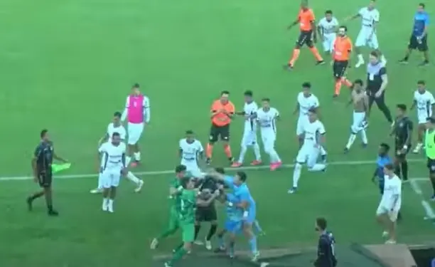 Briga generalizada em clássico de São Paulo teve dez expulsões; veja vídeo da confusão