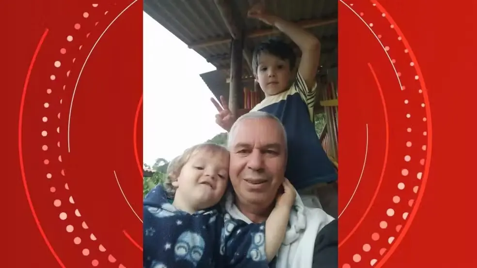 Avô ajuda a salvar neto soterrado e encontra corpos de outro neto e nora após enchente