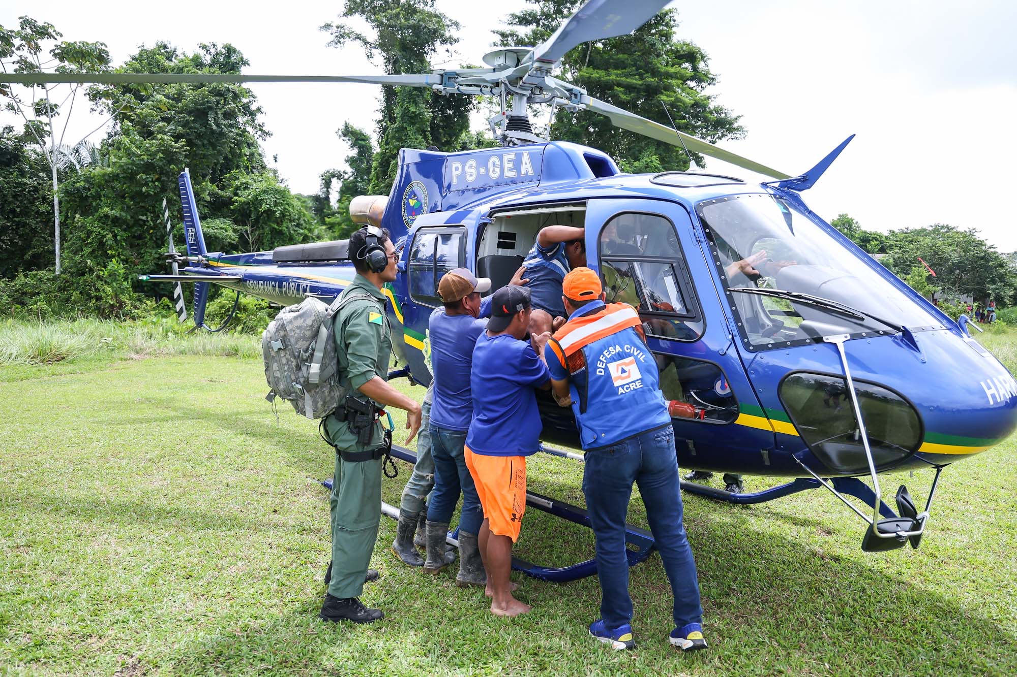Helicóptero resgata jovem com complicações após parto e indígena que foi ferrado por arraia em aldeia