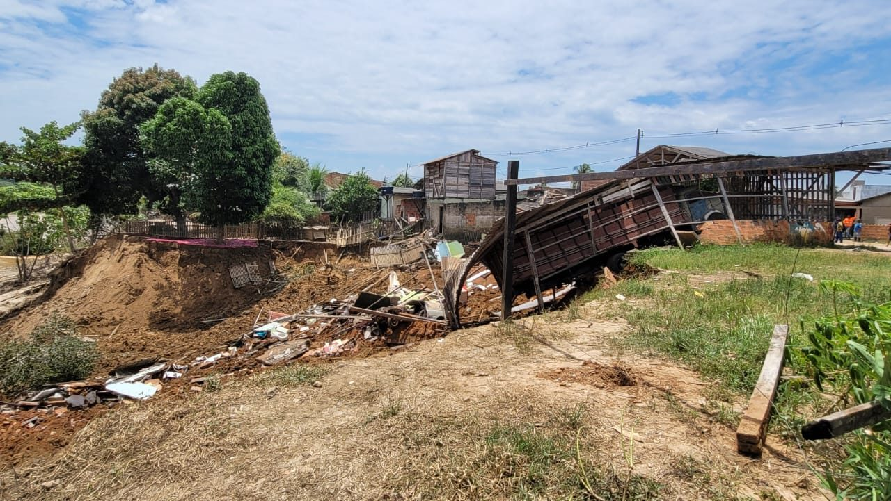 Atingidos por desbarrancamento no Cidade Nova recebem acolhimento da Prefeitura