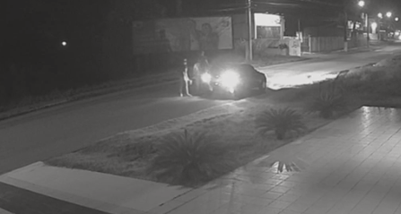 Vídeo mostra momento em que trio joga tinta em outdoor de Bolsonaro em Rio Branco; ASSISTA