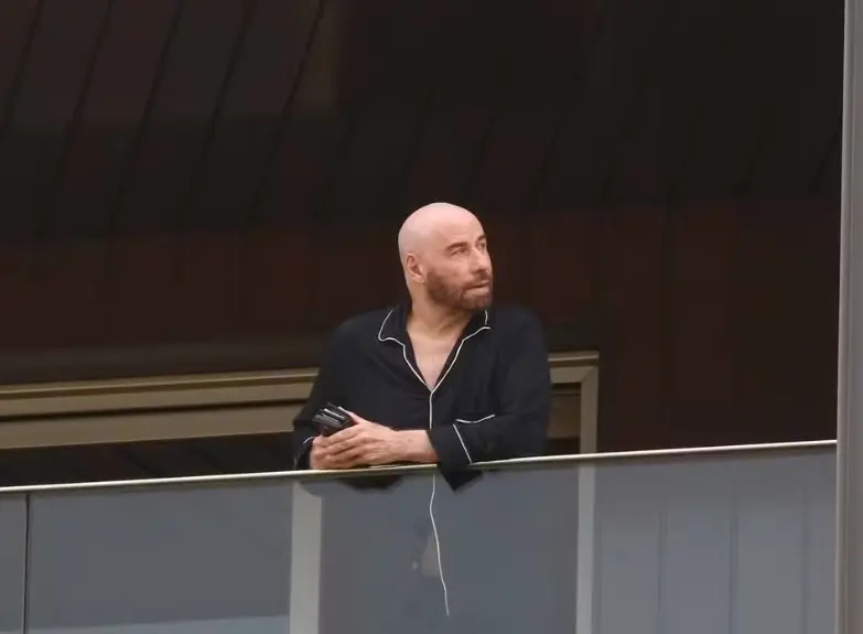 John Travolta é flagrado de pijama em varanda de hotel no Rio de Janeiro