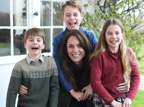 Kate Middleton reaparece em foto com os filhos e agradece apoio do público após cirurgia