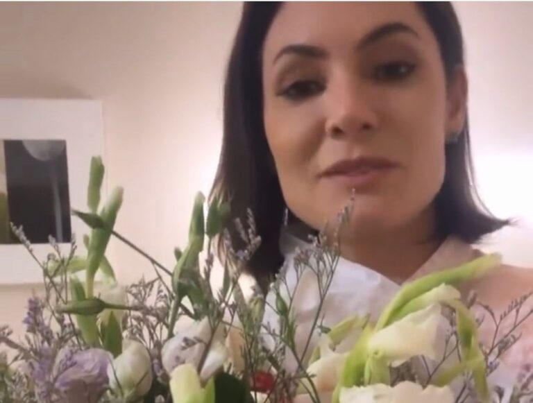 “Obrigado por esse presente lindo”, diz Michelle Bolsonaro ao agradecer buquê enviado por Gladson