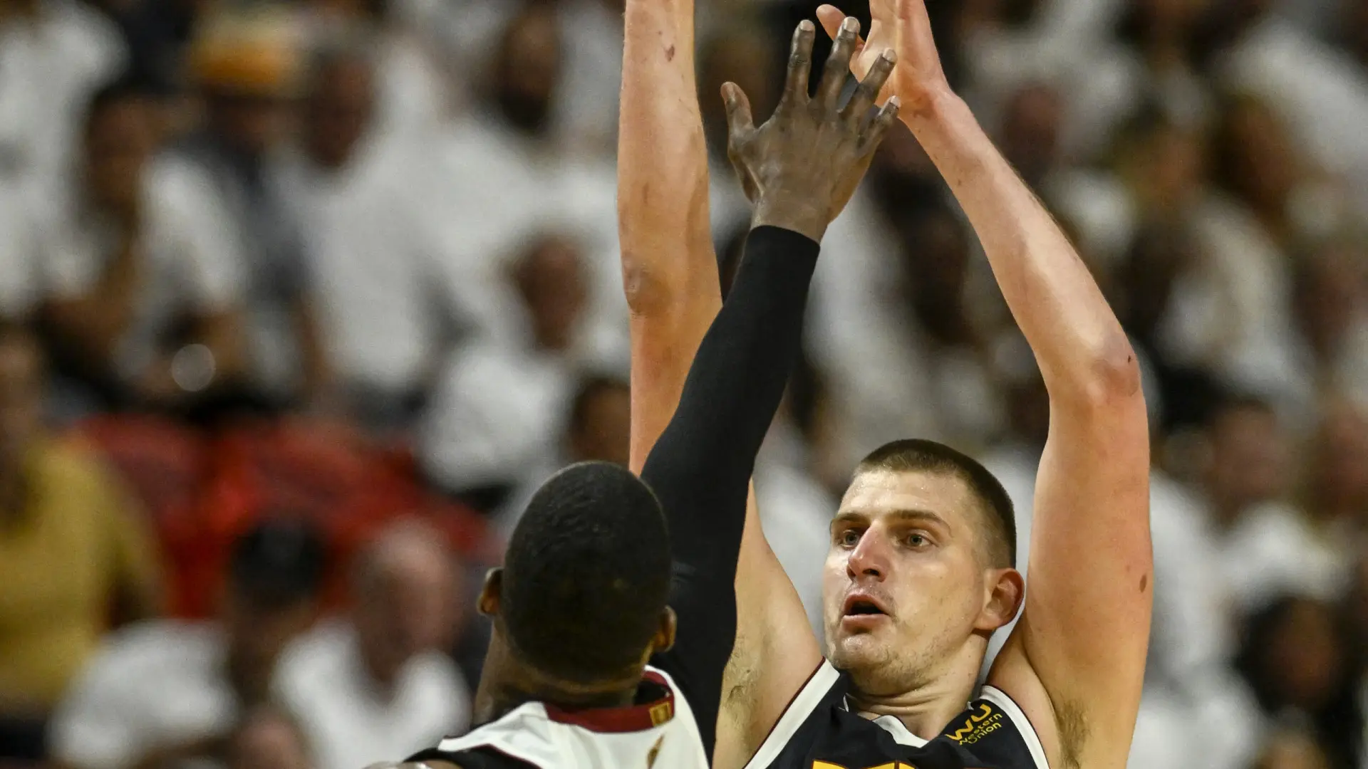 Nikola Jokic lidera o Denver Nuggets na vitória sobre os Spurs