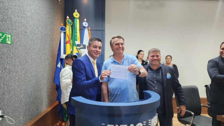Ao lado de Bolsonaro, Raimundo Neném, presidente da Câmara, se filia no PL