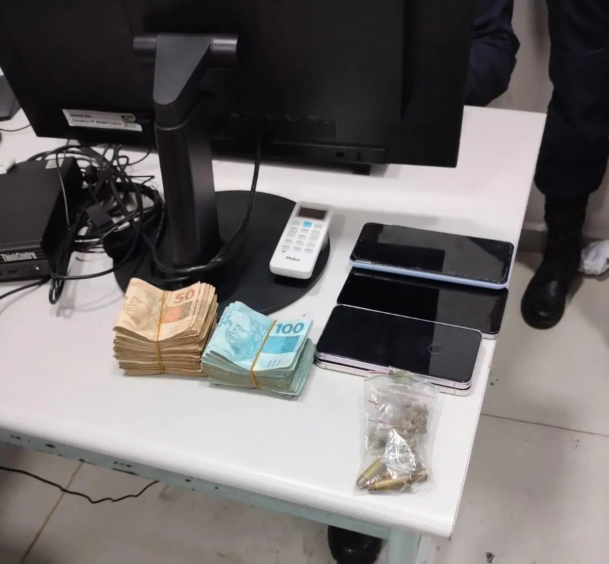 Polícia Militar recupera objetos e prende autores de roubo a residência no bairro Castelo Branco