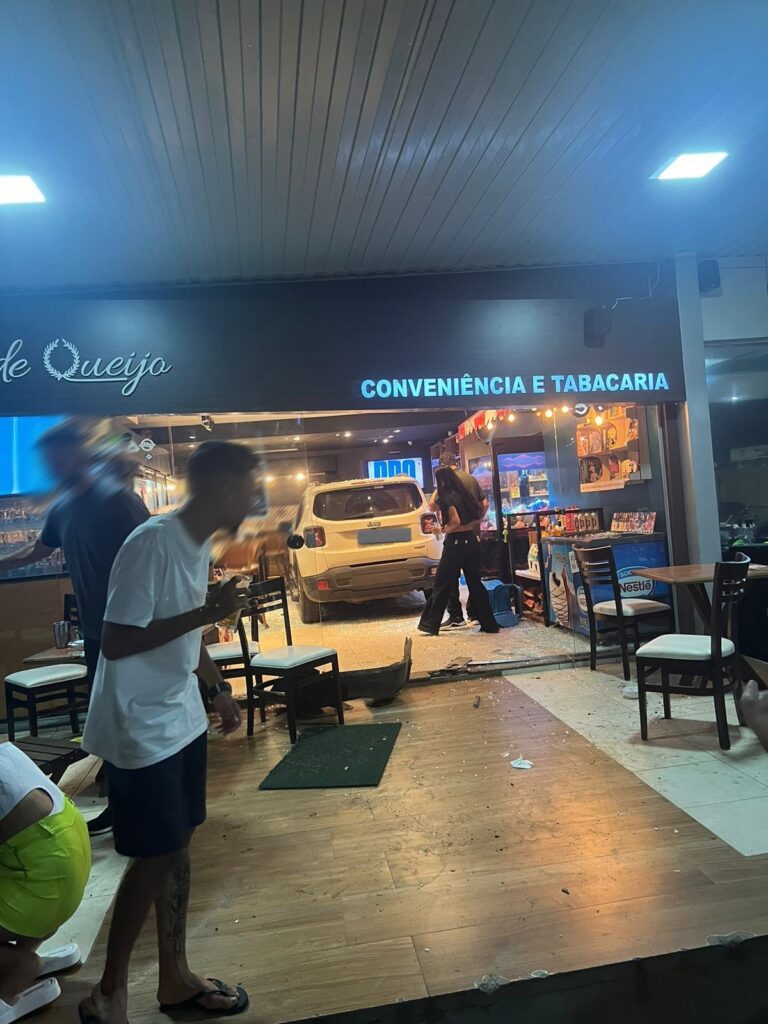 Sem CNH, condutor de carro que invadiu conveniência tentou fugir e se recusou a fazer bafômetro Sem CNH, condutor de carro que invadiu conveniência tentou fugir e se recusou a fazer bafômetro