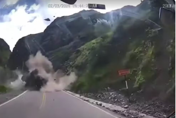 VÍDEO: Pedras gigantes despencam de montanha e esmagam caminhões em estrada no Peru