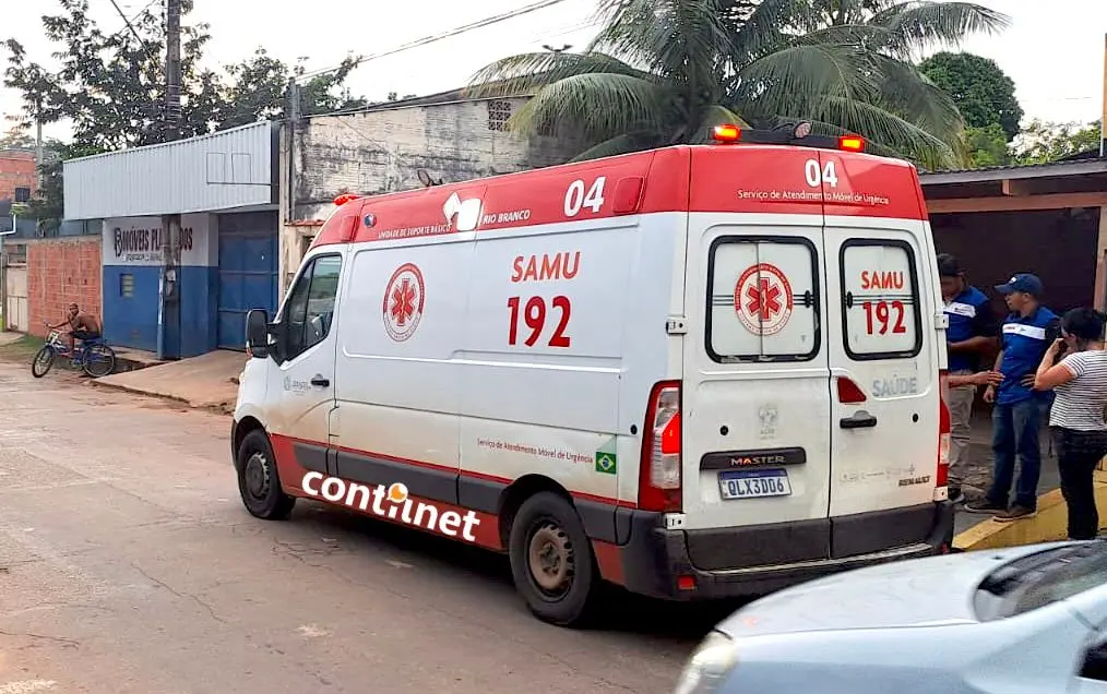 Mulher é atropelada por motociclista após tentar atravessar rua em Rio Branco