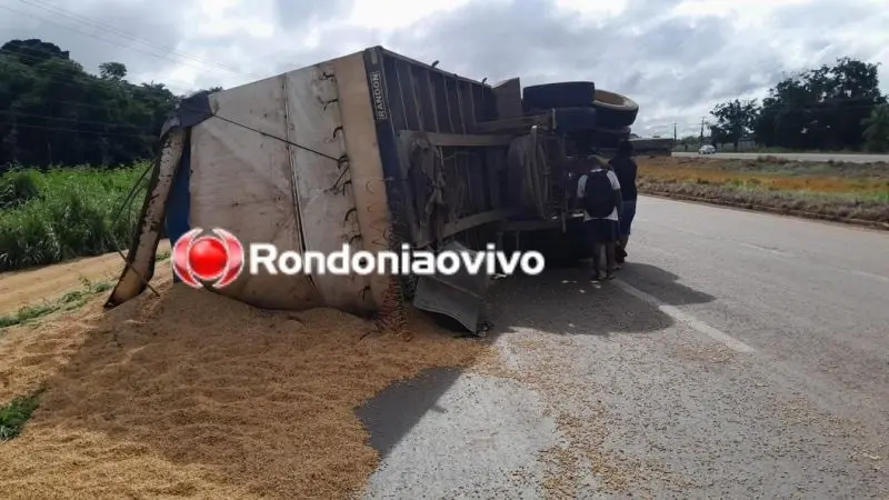 Carreta bitrem carregada de soja tomba na BR-364