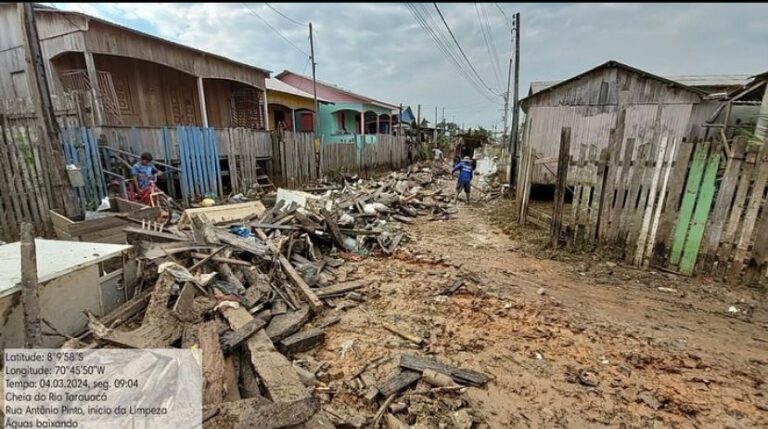 Destruição: Rio Tarauacá baixa e cidade fica tomada por lama e entulhos; veja situação