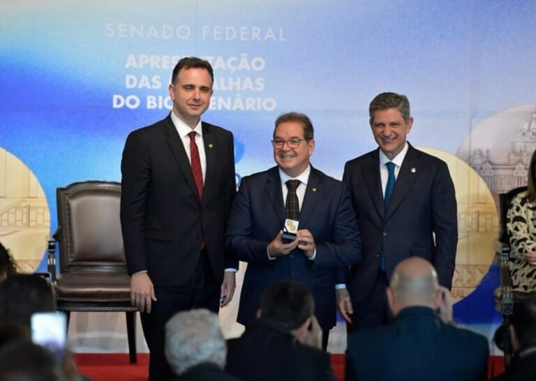 Ex-governador Tião Viana é homenageado no Senado Federal e recebe medalha de ouro