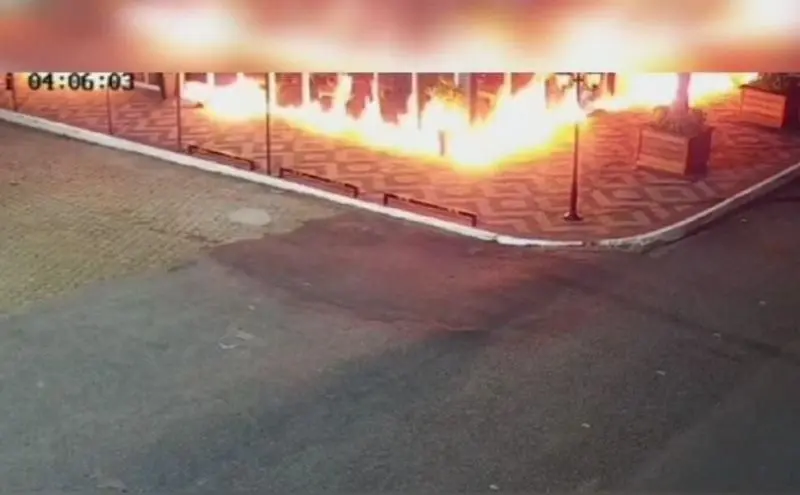 Criminosos ateiam fogo em restaurante de luxo e câmeras de segurança flagram momento