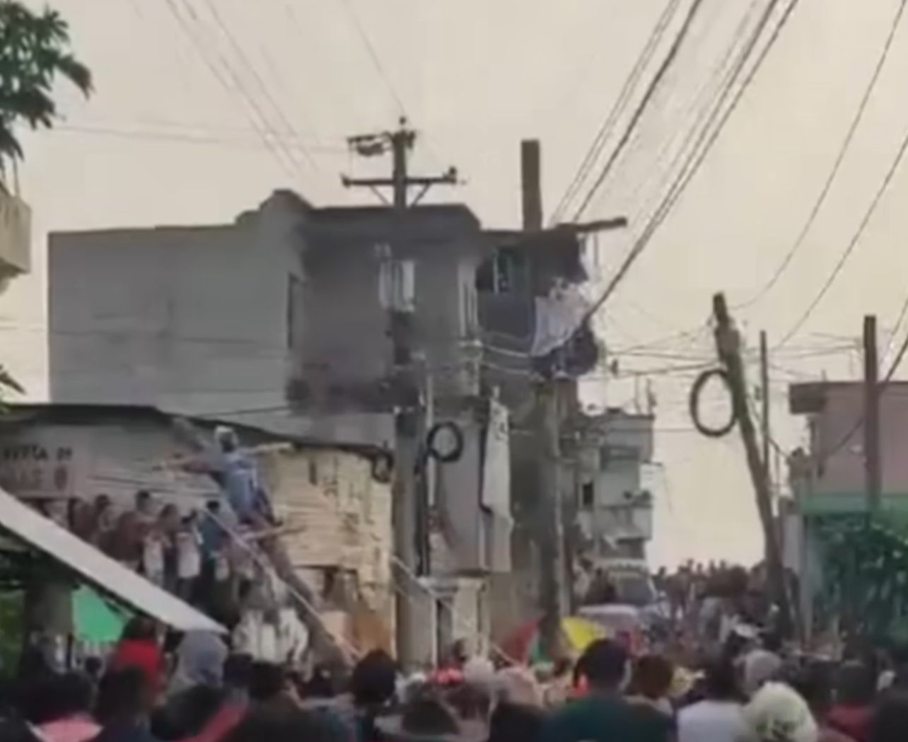 Homem que interpretava Jesus em Via-Sacra é eletrocutado durante crucificação; VEJA VÍDEO