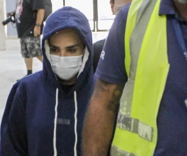 Wanessa surge “disfarçada” e rodeada de seguranças após expulsão; veja