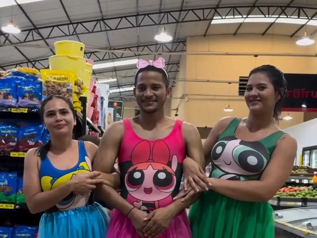 Funcionários de supermercado divulgam evento vestidos de Meninas Super Poderosas; VÍDEO