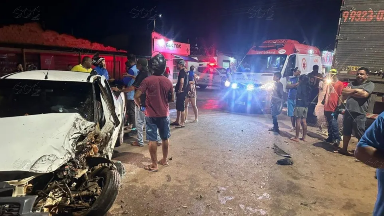 Vendedor ambulante é hospitalizado após bater carro em lateral de caminhão